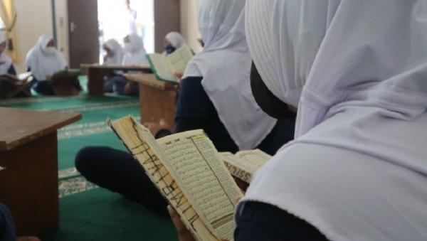 Indah Nuari saat membaca Alquran. (Avirista Midaada).