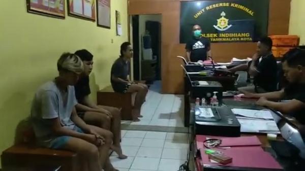 GENG MOTOR TASIK1 Tiga anggota geng motor yang menganiaya warga secara brutal dan sadis di perempatan Perum Cisalak, Cipedes. (FOTO: iNews/ASEP JUHARIYONO)