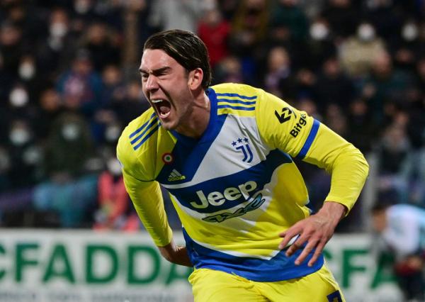Striker Juventus, Dusan Vlahovic merayakan gol ke gawang Cagliari dalam laga Liga Italia 2021/2022 di Stadion Sardegna Arena, Minggu (10/4/2022). (Foto: REUTERS/Alberto Lingria)