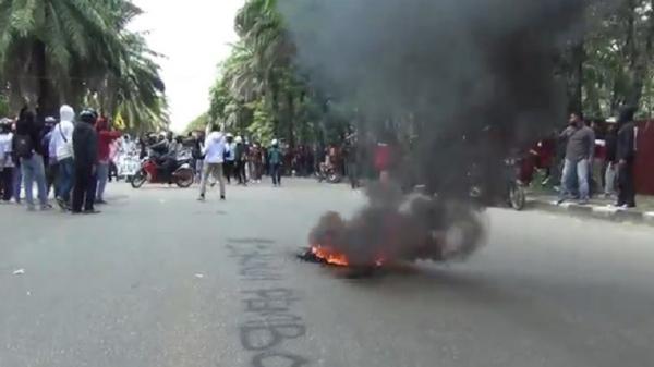 Demo Kendari Febriyono Demonstrasi di depan Gedung DPRD Sulawesi Tenggara, Jalan Abdulah Silondae, Kota Kendari berujung ricuh, Senin (11/4/2022). (Foto: Febriyono Tamenk).