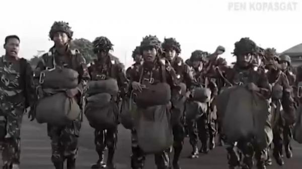 KOPASGAT TNI AU1 Kemampuan terjuan payung taktis tatis dengan persenjataan lengkap wajib dimiliki prajurit Kopasgat. (FOTO: Penerangan Kopasgat)