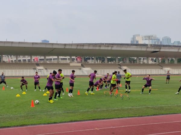Latihan timnas U-23 Timnas Indonesia U-23 menggelar latihan terakhir di Jakarta sebelum terbang ke Korea Selatan. Pemain naturalisasi Marc Klok sudah ikut berlatih. (foto: Tino/MPI).