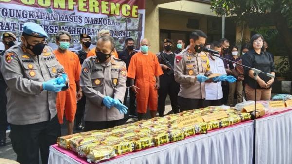 Narkoba Polda Bali Polda Bali merilis hasil tangkapan terbesar 38 kilogram narkoba berbagai jenis, Selasa (12/4/2022). (Chusna Mohammad/MNC Portal)