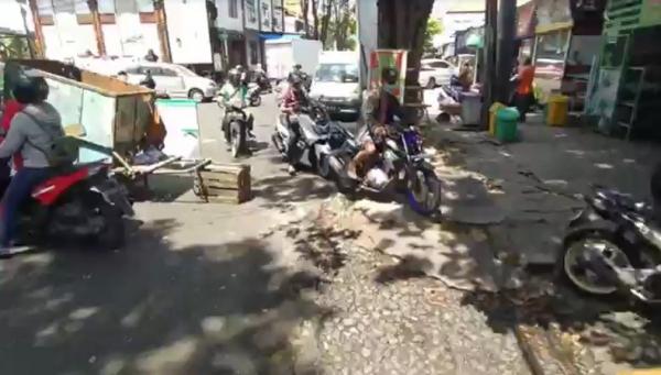 Sampah Denpasar Luber2 Pengendara mencari jalan alternatif karena jalan tertutup sampah yang meluber. (Foto: iNews/Indira Arri).