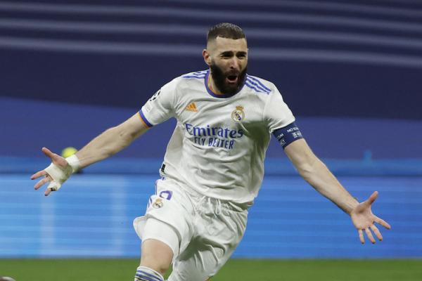 Striker Real Madrid, Karim Benzema Striker Real Madrid, Karim Benzema merayakan gol ke gawang Chelsea dalam laga leg kedua babak 8 besar Liga Champions 2021/2022 di Stadion Santiago Bernabeu, Rabu (13/4/2022). (Foto: REUTERS)