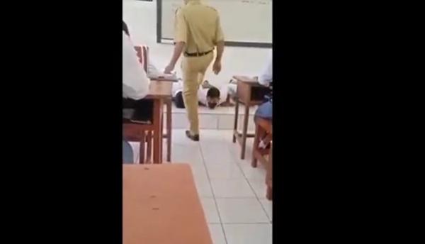 Video Viral Guru Injak Bahu Siswa Tangkapan layar video viral guru menginjak bahu siswa di Karangasem, Bali. (Foto: iNews/Yunda Ariesta)