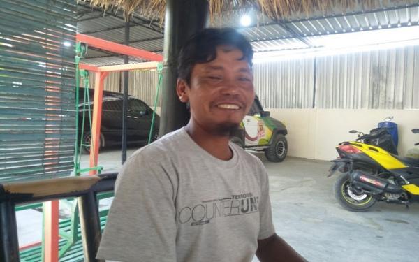 Amaq Sinta korban begal bebas setelah mendapat penangguhan penahanan dari penyidik Polres setempat. (Foto: Antara/Akhyar)