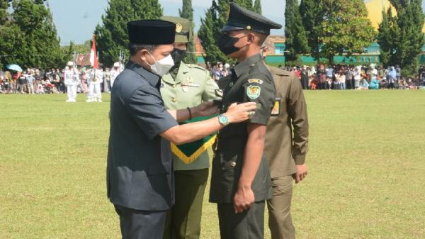 PRAJURIT MUDA DIKMATA Bupati Bandung Dadang Supriatna selaku inspektur upacara melepas lencana siswa Dikmata TNI AD Gelombang II tahun 2021. (FOTO: Pendam Siliwangi)