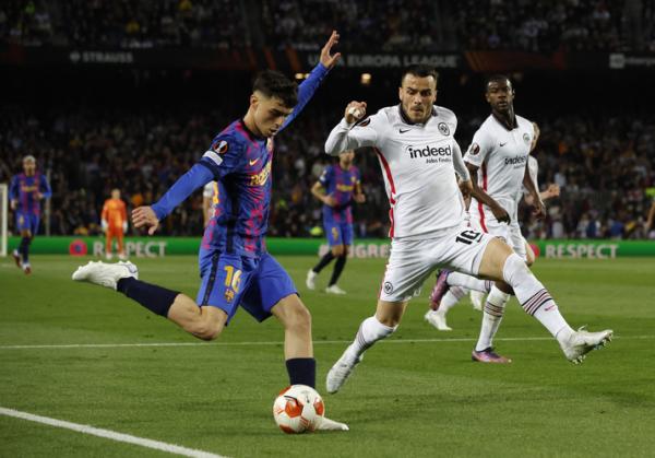 Pemain andalan Barcelona, Pedri Pemain andalan Barcelona, Pedri kesulitan membongkar pertahanan Eintracht Frankfurt dalam laga leg kedua 8 besar Liga Europa di Stadion Camp Nou, Jumat (15/4/2022). (Foto: REUTERS/Albert Gea)