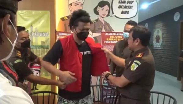 Restorative Justice Bali 2 Jaksa melepas rompi tahanan I Made Eka Susila yang dibebaskan karena restorative justice. (Foto: iNews/Wira Dana).