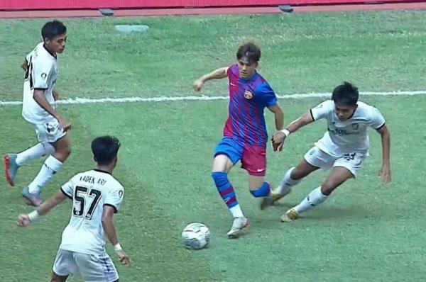 Bali United U-18 vs Barcelona U-18 Bali United U-18 melawan Barcelona U-18 dalam laga International Youth Championship 2021 di Jakarta International Stadium, Minggu (17/4/2022). (Foto: Rctiplus.com)