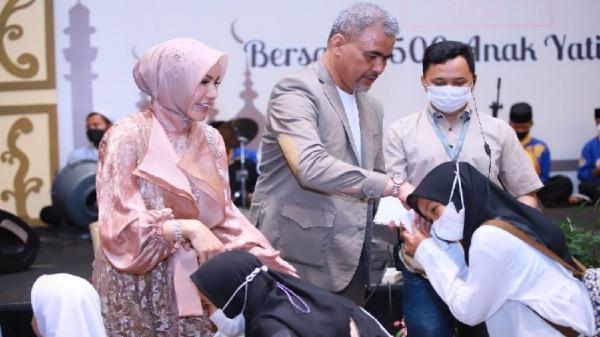 Owner Skinsol Group Rizky Ananda Musa dan Michael Simon menggelar buka bersama anak yatim piatu. (FOTO: ISTIMEWA)