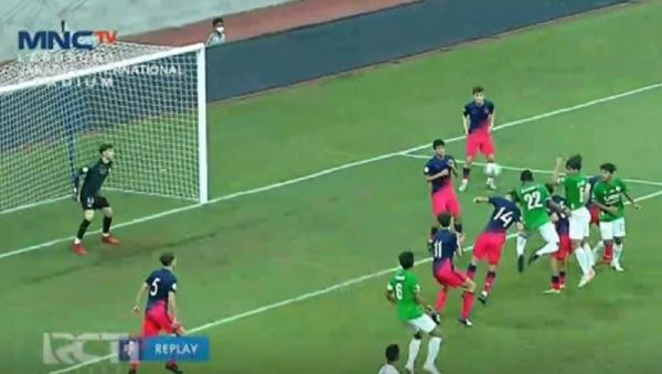 Striker Indonesia All Star U-20, M Fajar Fathur Rahman menyundul bola yang berbuah gol ke gawang Atletico Madrid U-18 dalam laga International Youth Championship 2021 di Jakarta International Stadium, Minggu (17/4/2022). (Foto: Rctiplus.com)
