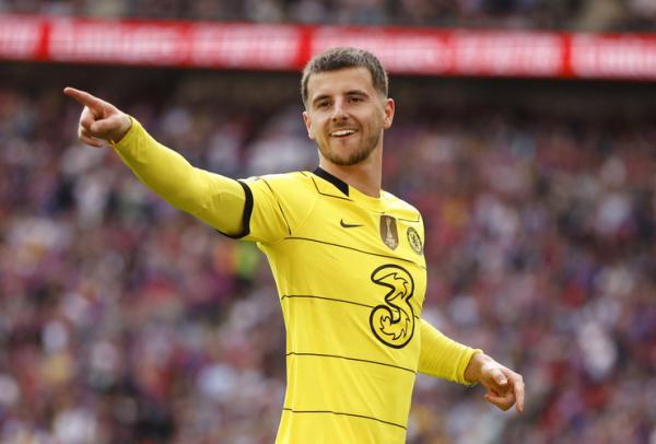 Gelandang Chelsea, Mason Mount berselebrasi seusai mencetak gol ke gawang Crystal Palace dalam laga semifinal Piala FA 2021/2022 di Stadion Wembley, London, Minggu (18/4/2022). (Foto: REUTERS/John Sibley)