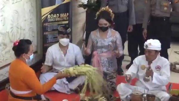 Nikah Di Tahanan Pernikahan tahanan di Polresta Denpasar, Senin (18/4/2022). (Foto: iNews/Indira Arri)