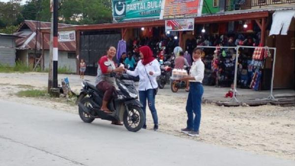 Perindo arso pembagian takjil DPC Partai Perindo Distrik Arso bersama DPD Perindo Keerom, Papua saat membagikan takji ke masyarakat. (Foto: ist)