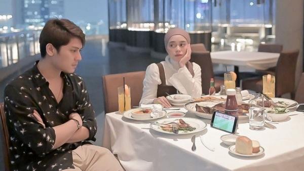 Artis dapat gelar Minang saat menikah, Rizky Billar (Foto: YouTube) Artis dapat gelar Minang saat menikah, Rizky Billar(Foto: YouTube)