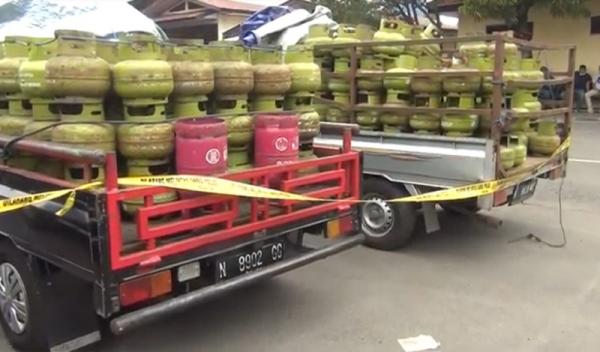 Barang bukti elpiji 3 kg yang dioplos ke tabung 12 kilogram nonsubsidi. (Foto: iNews.id/Rahmat Ilyasan).