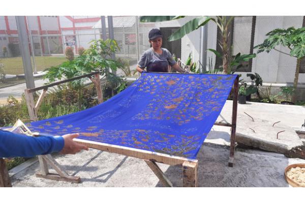 mary jane Terpidana mati kasus Narkoba, Mary Jane tengah menjemur batik hasil karyanya.(Foto : MPI/erfan erlin)