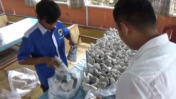 Salah satu anggota Satlantas Polresta Padang Salah satu anggota Satlantas Polresta Padang membagikan 1.000 nasi padang ke sesama (Budi Sunandar/MNC Portal)