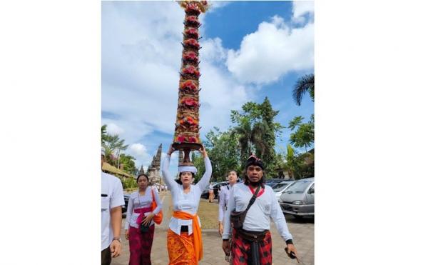 Sesajen Bali Gusti Ayu Nyoman Mudiani membawa gebogan setinggi 2,5 meter dan berat 50 Kg. (Foto: Chusna Muhammad)