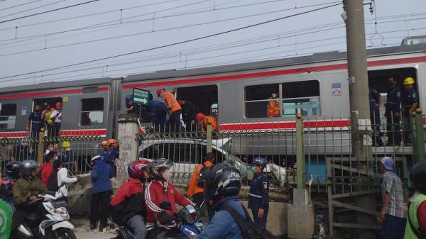 Evakuasi KRL Citayam 1 Evakuasi mobil dari rel (Foto : Adhita Dian)