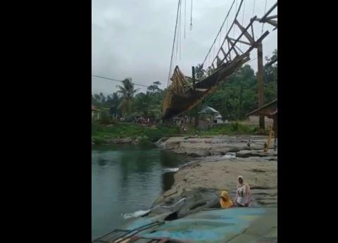 Minibus pemudik jatuh ke sungai akibat jembatan gantung yang dilintasinya mendadak putus di Bengkulu Selatan, Rabu (20/4/2022). (Foto: iNews TV/Endro Dwirawan)