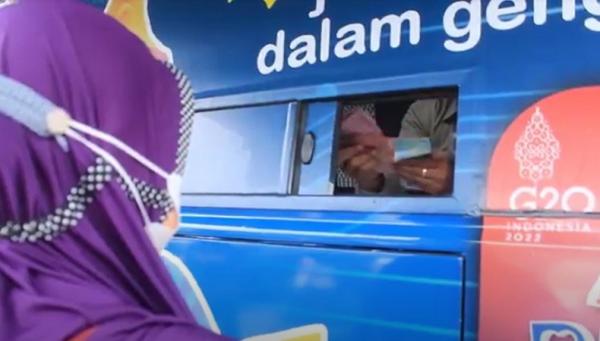 Penukaran Uang Penukaran uang di Denpasar, Bali. (Foto: iNews/Wira Dana).