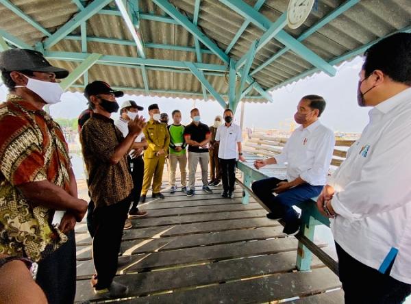 Presiden Joko Widodo Presiden Jokowi berdialog bersama perwakilan nelayan di Dermaga Kapal Nelayan Bale Purbo, Kabupaten Gresik, Provinsi Jawa Timur, Rabu (20/4/2022). (Foto: Biro Setpres)