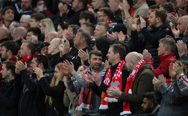 Suporter Liverpool Momen respek terjadi saat Liverpool vs Manchester United pada pekan ke-30 Liga Inggris di Anfield. Kedua suporter memberi dukungan untuk Cristiano Ronaldo. (Foto: REUTERS/Phil Noble)