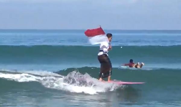 Kebaya Selancar 2 Perempuan berkebaya selancar di Pantai Kuta Bali. (Foto: iNews/Bagus Alit).