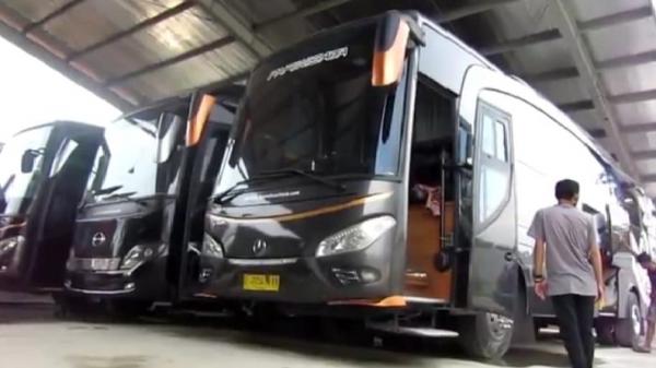 BUS MEWAH1 Bus dengan fasilitas mewah layaknya hotel berbintang. (FOTO: iNews/ERICK FAHRIZAL)