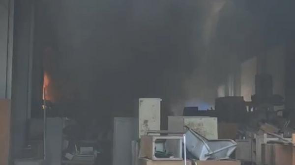Kebakaran gudang Kantor Dinas PU Proyek Pengembangan Air Tanah (P2AT) di Jalan Gayung Kebonsari, Surabaya disebabkan korsleting listrik, Sabtu (23/4/2022). (Foto: Hartam).