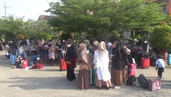santri jombang mudik Para santri menunggu bus untuk mudik. (Mukhtar Bagus).