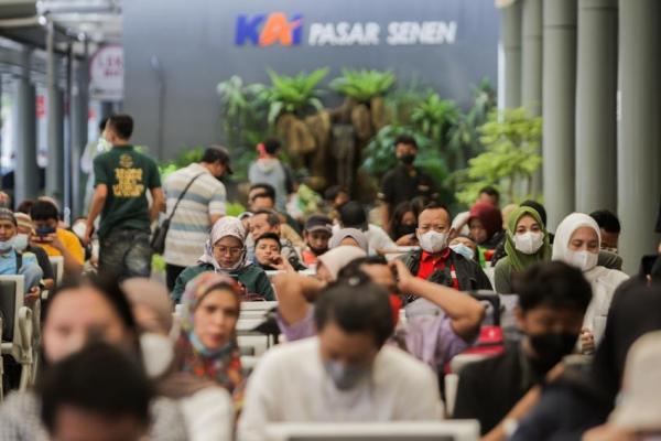 Mudik Stasiun Senen 5 Arus mudik di Stasiun Senen, Jakarta Pusat.