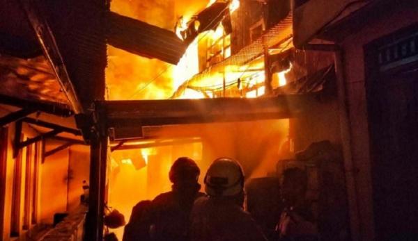 Pasar 4 Pasar Gembrong di Jalan Jenderal Basuki Rahmat, Jatinegara, Jakarta Timur terbakar . (Foto Twitter Humasjakfire).
