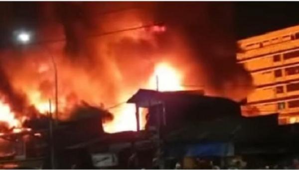 Pasar Gembrong Jakarta Timur terbakar. (Foto IG Humasjakfire).