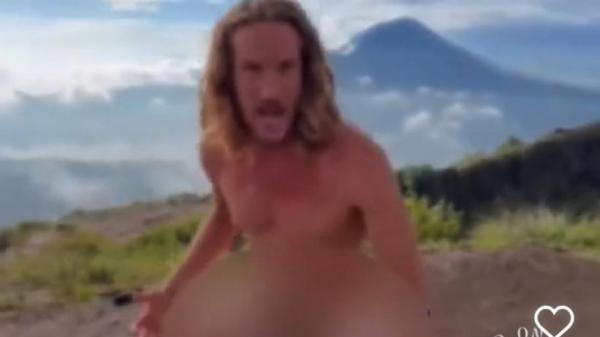 Turis kanada Tangkapan layar video Jeffry Douglas Craigen yang menari telanjang di Gunung Batur. (Foto: MNC/Chusna Mohammad)