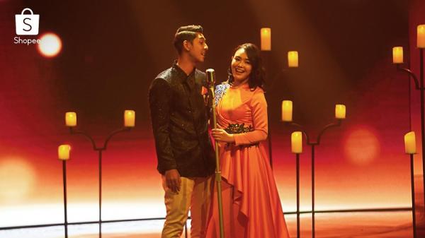 1.	Penampilan Al & Andin dari Sinetron Ikatan Cinta saat berduet di atas panggung TV Show Shopee Big Ramadan Sale (Foto: Dok Shopee)