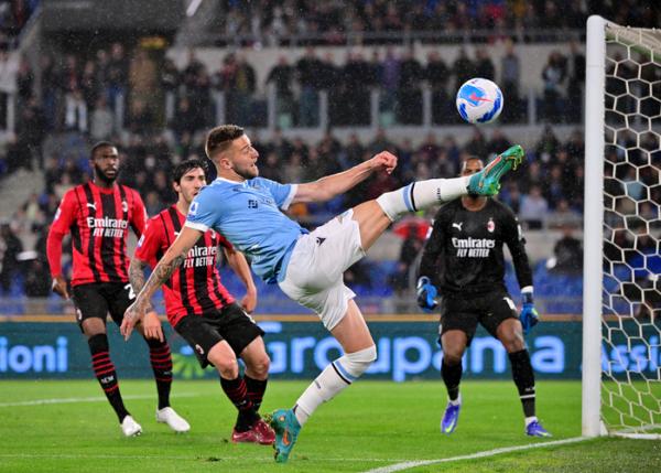 Playmaker Lazio, Sergej Milinkovic-Savic tampak beraksi di dekat gawang AC Milan dalam laga Liga Italia 2021/2022 di Stadion Olimpico, Roma, Senin (25/4/2022). (Foto: REUTERS)