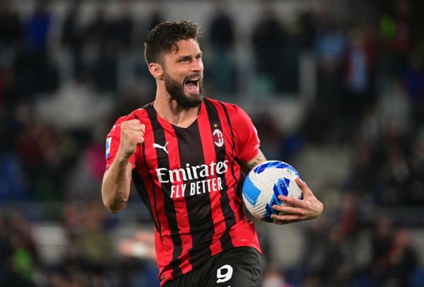 Striker AC Milan, Olivier Giroud Striker AC Milan, Olivier Giroud merayakan gol ke gawang Lazio dalam laga Liga Italia 2021/2022 di Stadion Olimpico, Roma, Senin (25/4/2022). (Foto: REUTERS)