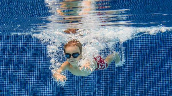 Olahraga yang cocok untuk penderita asam urat, Berenang (Foto: Degrootestock/Elements Envat0)