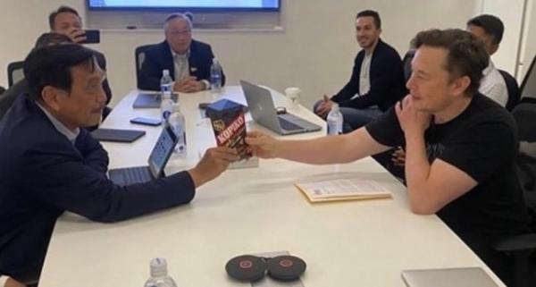Elon Musk di markas Tesla, Luhut tawarkan Kopiko. Foto: Istimewa