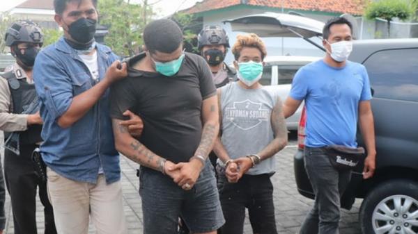 pembacok penghuni kos Pelaku pembacokan penghuni kos di Denpasar, Bali ditembak kakinya. (Chusna Mohammad/MNC Portal)