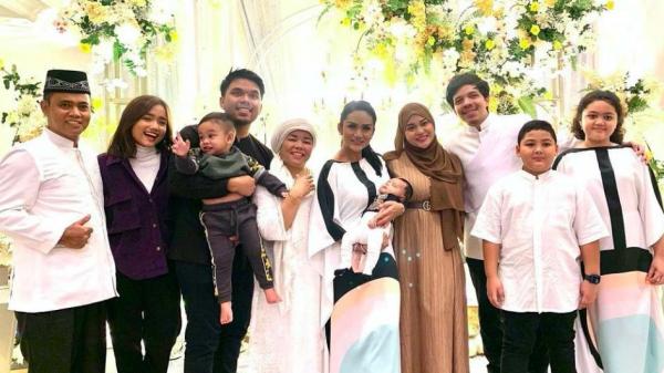 Thariq Potret Buka Bersama Para Artis. (foto: Instagram)