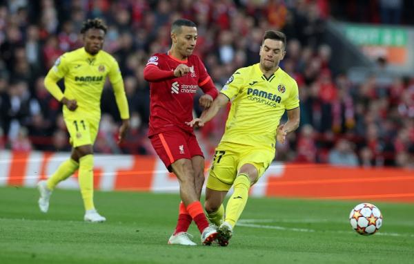 Thiago Alcantara menjadi dirigen sempurna pernyerangan Liverpool saat meruntuhkan tembok tebal Villarreal di leg pertama semifinal Liga Champions 2021/2022.REUTERS/Phil Noble).
