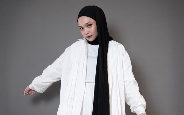 Trendy Looks, fashion statement untuk berikan aksen pada pakaian serba putih (Foto: Dok Shopee)