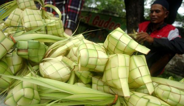 30 Ant Pedagang Ketupat 2 Perajin ketupat kebanjiran order di momen Hari Raya Idul Fitri. (Foto: ANtara)