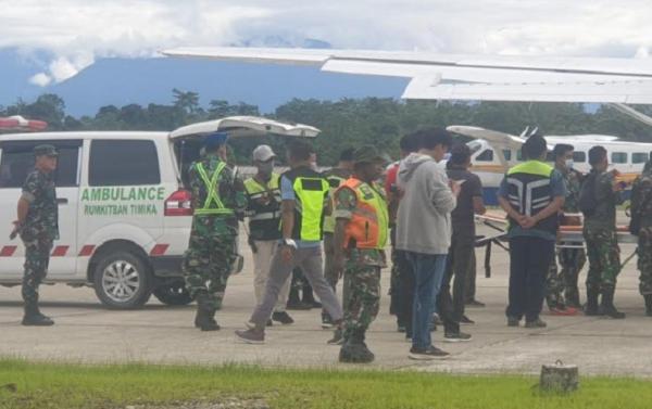 Evakuasi Prajurit Tni2 Evakuasi prajurit TNI terkena tembakan KKB di Bandara Mozes Kilangin, Timika, Sabtu (30/4/2022). (Foto: MNC/Nathan Making)