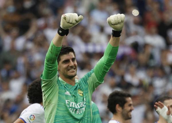 Kiper Real Madrid, Thibaut Courtois merayakan gelar juara Liga Spanyol 2021/2022 seusai timnya menang 4-0 melawan Espanyol di Stadion Santiago Bernabeu, Sabtu (30/4/2022). (Foto: REUTERS)